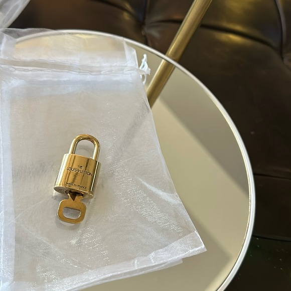 Authentic Louis Vuitton, Made in France Brass Lock & Key #316 with Monogram - Picture 8 of 10